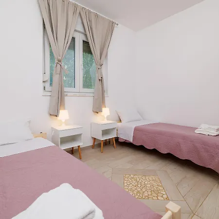 Grosser Pool Mit Salzelektrolyse Unweit Heilschlamm Bucht * Kras