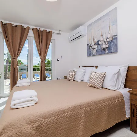 Grosser Pool Mit Salzelektrolyse Unweit Heilschlamm Bucht *