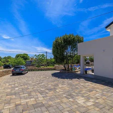 Grosser Pool Mit Salzelektrolyse Unweit Heilschlamm Bucht Kras