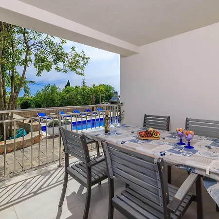 Grosser Pool Mit Salzelektrolyse Unweit Heilschlamm Bucht * Kras