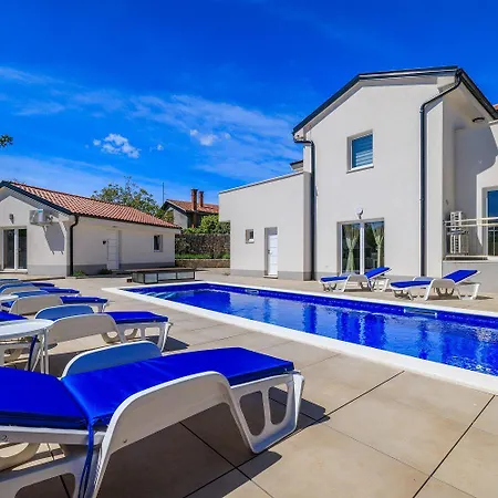 Grosser Pool Mit Salzelektrolyse Unweit Heilschlamm Bucht *