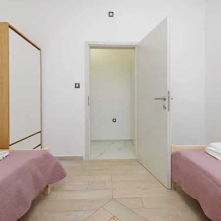 Grosser Pool Mit Salzelektrolyse Unweit Heilschlamm Bucht アパート