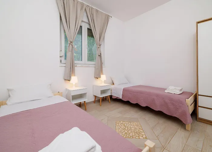 Grosser Pool Mit Salzelektrolyse Unweit Heilschlamm Bucht * Kras