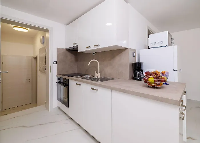 Grosser Pool Mit Salzelektrolyse Unweit Heilschlamm Bucht * Kras