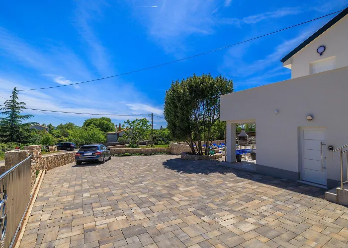 Grosser Pool Mit Salzelektrolyse Unweit Heilschlamm Bucht Kras