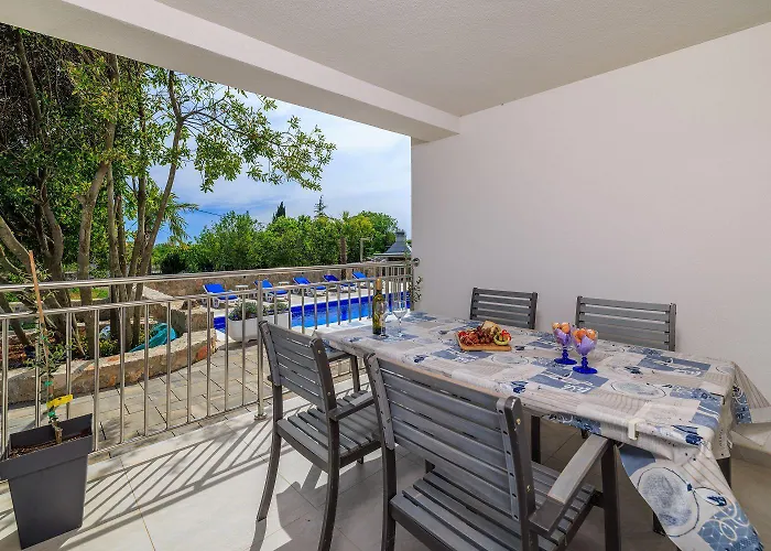 Grosser Pool Mit Salzelektrolyse Unweit Heilschlamm Bucht * Kras