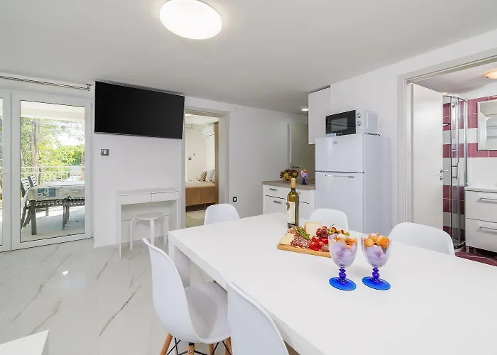 Grosser Pool Mit Salzelektrolyse Unweit Heilschlamm Bucht